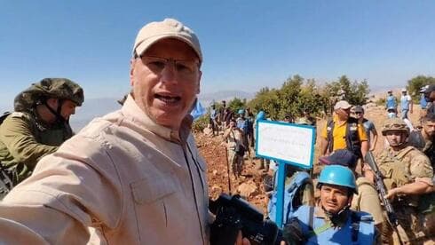 Ali Shuaib rodeado de soldados israelíes. 