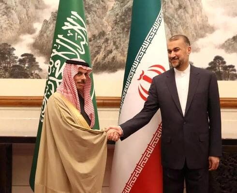Los ministros de Asuntos Exteriores de Irán y Arabia Saudita en Riad.