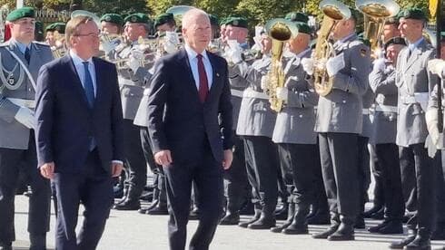 El ministro de Defensa israelí, recibido con honores en Alemania. 