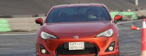 Afnan Almarglani, la primera mujer saudí certificada como instructora de autocross, conduce su automóvil en el circuito de Derab en la capital, Riad. (AFP a través de Getty Images) Afnan Almarglani, la primera mujer saudí certificada como instructora de autocross, conduce su automóvil en el circuito de Derab en la capital, Riad.