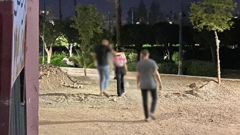Un israelí con una joven marroquí en el parque Lalla Hasna. 
