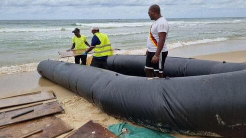 La embarcación encontrada en la playa de Netanya con documentos de africanos. 