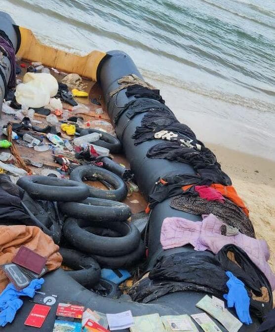 La embarcación encontrada en la playa de Netanya con documentos de africanos.