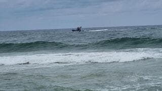 Las FDI buscan sobre el mar a quienes iban en la embarcación.