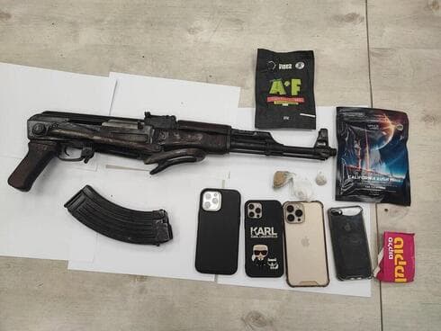 Armas ilegales y drogas incautadas por las fuerzas.