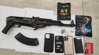 Armas ilegales y drogas incautadas por las fuerzas.