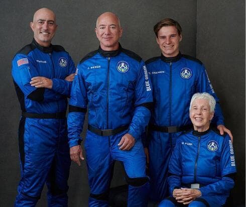 Jeff Bezos y pasajeros de Blue Origin.