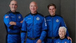 Jeff Bezos y pasajeros de Blue Origin.