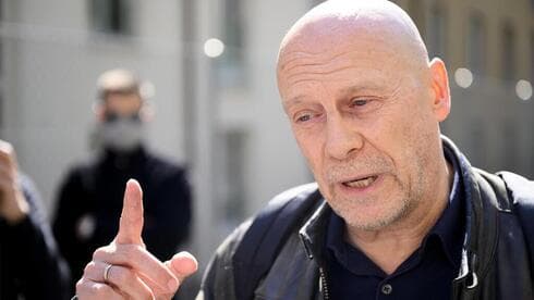 El negacionista del Holocausto Alain Soral, activista de extrema derecha suizo-francés, llega a un tribunal en Lausana, Suiza. (AFP) El negacionista del Holocausto Alain Soral, activista de extrema derecha suizo-francés, llega a un tribunal en Lausana, Suiza.