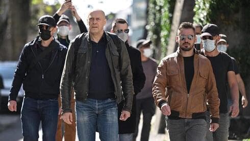 El negacionista del Holocausto Alain Soral, activista de extrema derecha suizo-francés, llega a un tribunal en Lausana, Suiza. (AFP) El negacionista del Holocausto Alain Soral, activista de extrema derecha suizo-francés, llega a un tribunal en Lausana, Suiza.