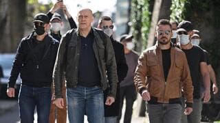 El negacionista del Holocausto Alain Soral, activista de extrema derecha suizo-francés, llega a un tribunal en Lausana, Suiza.