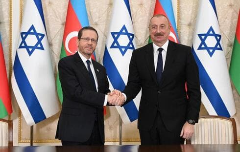 El presidente, Isaac Herzog, saludado por su homólogo azerbaiyano Ilham Aliyev en Bakú. (GPO) El presidente, Isaac Herzog, saludado por su homólogo azerbaiyano Ilham Aliyev en Bakú.