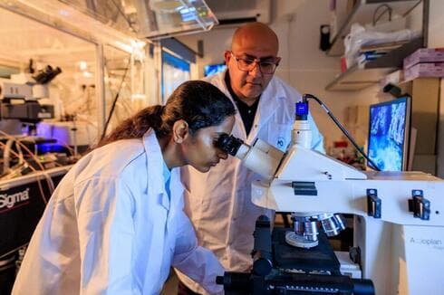 El profesor Doron Naveh en su laboratorio. 