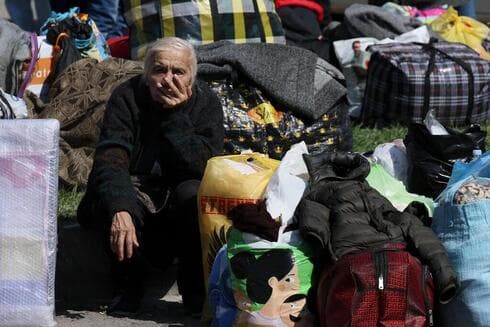 Refugiados armenios huyen de Nagorno-Karabaj tras la invasión azerbaiyana.