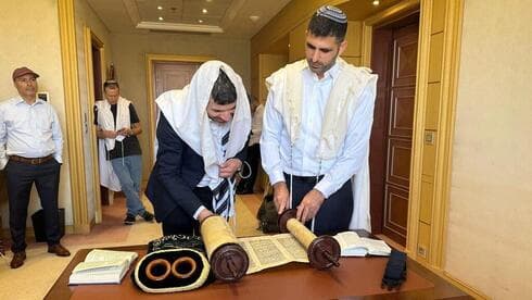 Shlomo Karhi y David Bitan celebran Sucot en Arabia Saudita. 