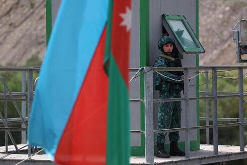 Un paso fronterizo bajo control azerí tras la invasión de Nagorno-Karabaj por Azerbaiyán. (AFP) Un paso fronterizo bajo control azerí tras la invasión de Nagorno-Karabaj por Azerbaiyán.