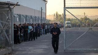 Trabajadores palestinos hacen fila en el cruce de Erez. 