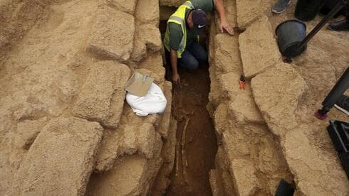 Uno de los esqueletos encontrados durante las excavaciones en Gaza.