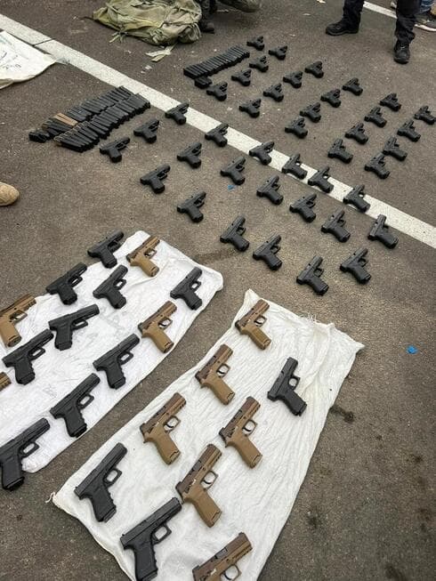 Armas de fuego incautadas por la policía en la frontera jordana.