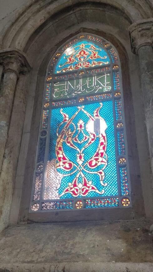 Vitral vandalizado en una iglesia de Jerusalem. 