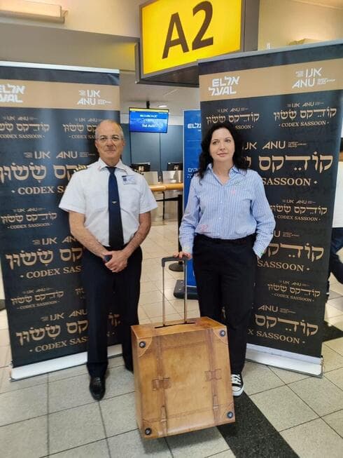 El piloto de El Al, Amos Aldag, y la presidenta del Museo ANU Irina Nevzlin con el Codex Sassoon. (marabou.pr) El piloto de El Al, Amos Aldag, y la presidenta del Museo ANU Irina Nevzlin con el Codex Sassoon.