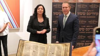 Nevzlin y el embajador israelí ante la ONU, Gilad Erdan, con el Codex Sassoon.