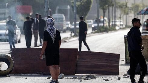 Palestinos lanzan piedras a las tropas en Tulkarm. 