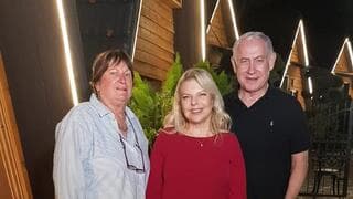 Shosh Tzoala con los Netanyahu en el Hotel Panda.