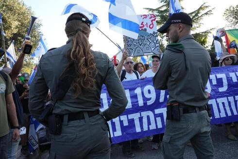 La policía acompaña la protesta en Neve Ativ.