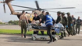 Evacuación de heridos en helicóptero. 