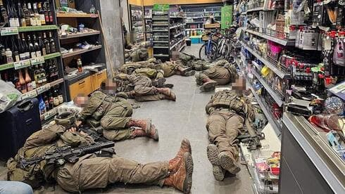 Agentes de las FDI descansan antes de seguir con los combates al sur de Israel. (Ynet) Agentes de las FDI descansan antes de seguir con los combates al sur de Israel.