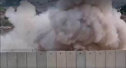 El momento en que Hamás destruye ambas barreras de seguridad de la Franja de Gaza. (Captura de video) El momento en que Hamás destruye ambas barreras de seguridad de la Franja de Gaza.
