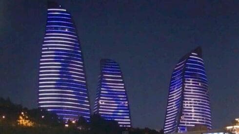 Los edificios de oficinas de Bakú (Azerbaiyán) se iluminaron con banderas azules y blancas. (Ynet) Los edificios de oficinas de Bakú (Azerbaiyán) se iluminaron con banderas azules y blancas.