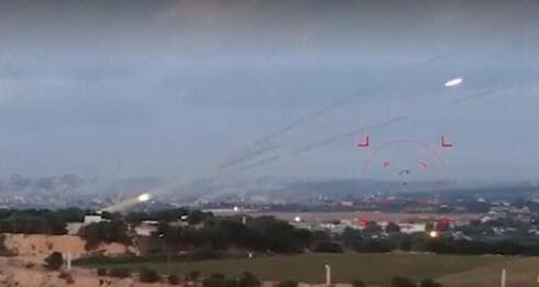 Mientras una lluvia de misiles se dirigía al sur y el centro de Israel, paracaidistas de Hamás entraban a Israel por cielo. (Captura de video) Mientras una lluvia de misiles se dirigía al sur y el centro de Israel, paracaidistas de Hamás entran a Israel por cielo.