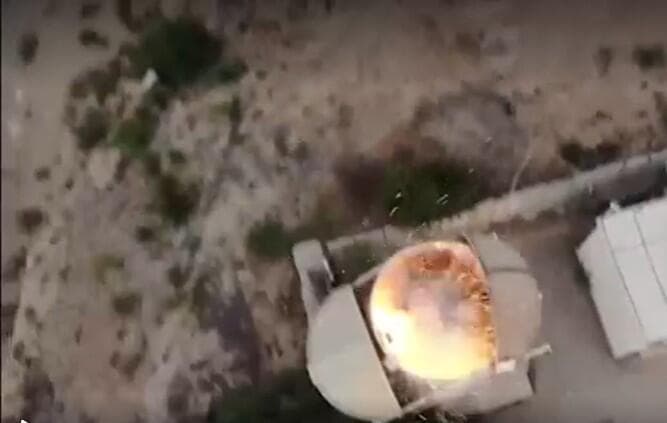El momento en que un misil destruye el sistema "See-shotter" de las FDI. (Captura de video) El momento en que un misil destruye el sistema "See-shotter" de las FDI.