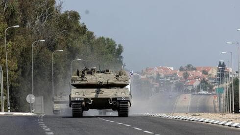 Un tanque de las FDI en las calles de Sderot.