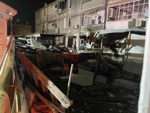Una vivienda de AShkelon recibe el impacto directo de un cohete de Gaza. (Meir Turgeman) Una vivienda de AShkelon recibe el impacto directo de un cohete de Gaza.