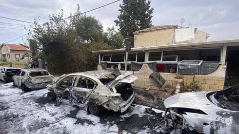 Autos incendiados tras la caída de cohetes en Ashkelon.