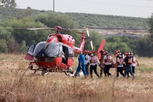 Socorristas de United Hatzalah evacuan a decenas de heridos en el sur de Israel. (United Hatzalah) Socorristas de United Hatzalah evacuan a decenas de heridos en el sur de Israel.