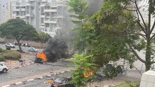 Autos incendiados tras la caída de cohetes sobre Ashdod.