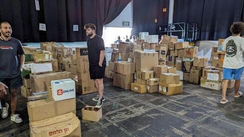 Equipos donados para los residentes del sur, recogidos en Tel Aviv. 