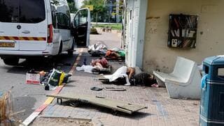 Los cuerpos de personas, algunos de ellos ancianos, yacen en una calle después de ser asesinados durante una infiltración masiva por parte de hombres armados de Hamas desde la Franja de Gaza, en Sderot, sur de Israel, el 7 de octubre de 2023.
