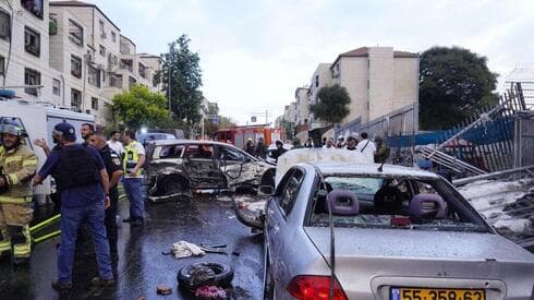 Autos destruidos por la caída de cohetes en Ashkelon. 
