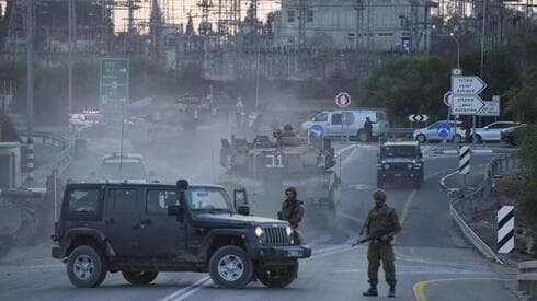 Las FDI patrullan ciudades de Israel tras el temor a la infiltración de terroristas.
