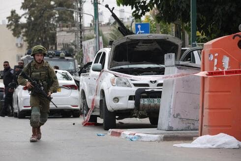 Un combatiente corre junto a una furgoneta utilizada por terroristas en Sderot. 