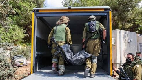 Evacuación de cadáveres en una aldea. 
