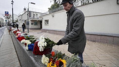 Un hombre deposita flores ante la embajada israelí en Moscú.
