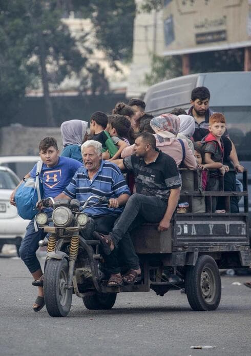 Palestinos evacuan el norte de Gaza. 