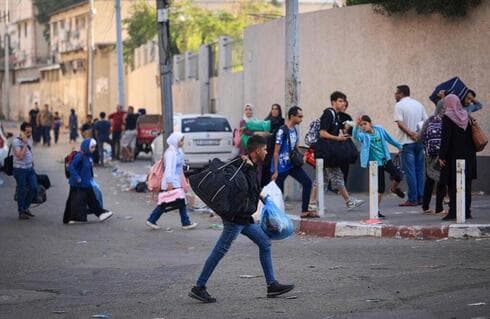 Palestinos evacuan el norte de Gaza tras la advertencia israelí. 