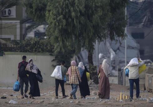 Palestinos de Gaza huyen de sus hogares. 